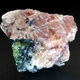 Calcita, Epidota, Ferropargasita, PiritaMinas de Cala, Cala, Comarca Sierra de Huelva, Huelva, Andalucía, España6 x 5 cm. (Autor: Antonio P. López)