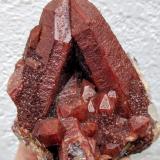 Cuarzo (variedad cuarzo rojo)<br />Toufassmame (Izizauen), Comunidad Alnif, Provincia Tinghir, Región Drâa-Tafilalet, Marruecos<br />9,5 x 8,0 x 5,5 cm.<br /> (Autor: Carles)
