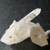 Cuarzo.<br />Concesión Minera Leymon, Villanueva de la Sierra, Pías, Comarca Sanabria, Zamora, Castilla y León, España<br />4 x 1,3 cm. cristal principal.<br /> (Autor: Rafael varela olveira)