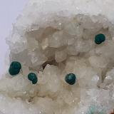 Malachite, CalciteDistrito minero Ringenwechsel, Troi, Distrito Schwaz, Valle Inn, Tirol Norte, Tirol, AustriaFoV 2,5 x 2 cm (Author: Volkmar Stingl)