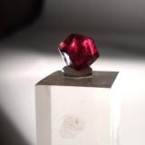 Grosularia (variedad hessonita)<br />Bellecombe, Châtillon, Valle de Aosta (Val d'Aosta), Italia<br />10 x 8 mm<br /> (Autor: Sante Celiberti)