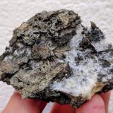 Millerita, Calcita, Pirita, Marcasita, Barita<br />Mina Eugenia, Bellmunt del Priorat, Comarca Priorat, Tarragona, Cataluña / Catalunya, España<br />7,0 x 5,3 x 4,5 cm.<br /> (Autor: Carles)