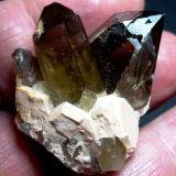 Cuarzo (variedad ahumado), MicroclinaPedrera Mas Sever, Massabè (Mas Ceber), Sils, Comarca La Selva, Gerona / Girona, Cataluña / Catalunya, España4 x 4 cm. (Autor: javier ruiz martin)