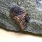 Perovskita, Magnetita<br />Valmalenco, Provincia Sondrio, Lombardía, Italia<br />102 x 52 mm<br /> (Autor: Sante Celiberti)