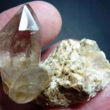 Cuarzo (variedad cristal de roca), MicroclinaCan Vernenc, Massís del Montnegre, La Batllòria, Sant Celoni, Comarca Vallès Oriental, Barcelona, Cataluña / Catalunya, España4 x 3 cm. (Autor: javier ruiz martin)