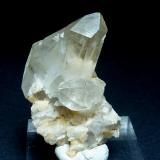 Cuarzo (variedad cristal de roca), Albita, MicroclinaCan Vernenc, Massís del Montnegre, La Batllòria, Sant Celoni, Comarca Vallès Oriental, Barcelona, Cataluña / Catalunya, España4 x 3,5 cm. (Autor: javier ruiz martin)