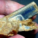 Cianita, Cuarzo (variedad citrino)Serrada de la Fuente, Puentes Viejas, Comarca Sierra Norte, Comunidad de Madrid, España6 x 4 cm. (Autor: javier ruiz martin)