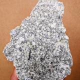 Fluorita, Calcita<br />Can Franquesa, Puig Castellar (Serra de Marina), Singuerlín, Santa Coloma de Gramenet, Comarca Barcelonès, Barcelona, Cataluña / Catalunya, España<br />14,5 x 10,5 x 4,7 cm.<br /> (Autor: Carles)