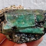 Berilo (variedad esmeralda), Flogopita (Grupo Mica)Emerald Deposit, A Franqueira, A Cañiza, Comarca Paradanta, Pontevedra, Galicia / Galiza, Spain6,0 x 4,2 cm (Autor: Carles)