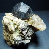 Spessartina (Grupo Granate), Feldespato, Cuarzo<br />Pegmatita Tomboarivo, Sahanivotry, Antsirabé, Región Vakinankaratra, Madagascar<br />5 x 4 cm.<br /> (Autor: javier ruiz martin)