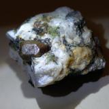 ZirconPegmatitas Nibbio-Val Faera (Nibbio-Val Fredda), Mergozzo, Provincia Verbano-Cusio-Ossola, Piamonte (Piemonte), Italia45 x 41 mm (Autor: Sante Celiberti)