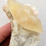Calcita, Dolomita<br />Mina de Reocín, Pozo Amelia, Reocín, Comarca Saja-Nansa, Cantabria, España<br />7,8 x 4,9 x 3,6 cm.<br /> (Autor: Carles)