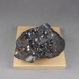 Magnetita<br />Koskullskulle, Malmberget, Gällivare, Norrbotten, Provincia Lappland, Suecia<br />8,1 × 5,3 × 3,7 cm.<br /> (Autor: J. G. Alcolea)