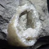 CalcitaTorremocha del Campo, Comarca Sierra Norte de Guadalajara, Guadalajara, Castilla-La Mancha, España2 x 1,5 cm. la geoda, 1 cm. el cristal (Autor: javier ruiz martin)