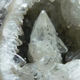 Calcita<br />Torremocha del Campo, Comarca Sierra Norte de Guadalajara, Guadalajara, Castilla-La Mancha, España<br />2 x 1,5 cm. la geoda, 1 cm. el cristal<br /> (Autor: javier ruiz martin)