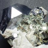 Galena, Pirita, Dolomita<br />Depósito Krushev dol, Mina Krushev dol, Zona minera Madan, Montes Rhodope, Smolyan Oblast, Bulgaria<br />6 x 5 cm. la pieza, 2 cm. el cristal de Galena<br /> (Autor: javier ruiz martin)