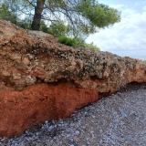 En la parte inferior sedimentos lutíticos rojizos cubiertos por niveles de conglomerados.
Cala Maria, Cap Roig, L&rsquo;Ampolla, Baix Ebre, Tarragona (Autor: Frederic Varela)