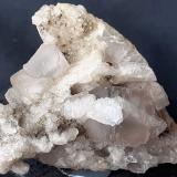Fluorite, Quartz<br />Road cut, Hongling, Wuyishan, Nanping Prefecture, Fujian Province, China<br />4,5 x 4 cm<br /> (Author: Volkmar Stingl)