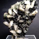 Epidota, Albita, Hematites, Anfibol (Supergrupo) (variedad Byssolita)<br />Valle Varaita (Val Varaita), Provincia Cuneo, Piamonte (Piemonte), Italia<br />94 x 67 mm<br /> (Autor: Sante Celiberti)