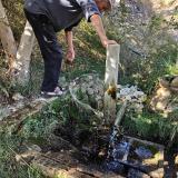 Nos llamó la atención un golpeteo repetitivo que resultó ser una bomba de agua tipo "golpe de ariete", un antiguo e ingenioso sistema que permite elevar agua hasta 20 m sin consumo de electricidad ni energía mecánica externa de ninguna clase, aprovechando la propia energía cinética del agua en la conducción. (Autor: Josele)