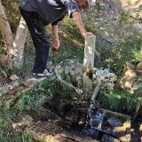 Nos llamó la atención un golpeteo repetitivo que resultó ser una bomba de agua tipo "golpe de ariete", un antiguo e ingenioso sistema que permite elevar agua hasta 20 m sin consumo de electricidad ni energía mecánica externa de ninguna clase, aprovechando la propia energía cinética del agua en la conducción. (Autor: Josele)