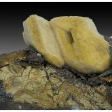 Siderite, Chalcopyrite, Sphalerite, Muscovite, Dolomite<br />Minas da Panasqueira, Aldeia de São Francisco de Assis, Covilhã, Castelo Branco, Cova da Beira, Centro, Portugal<br />12 cm x 10 cm x 5 cm<br /> (Author: silvia)