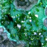 Pseudomalaquita, LibethenitaMina Miguel Vacas, Freguesías Pardais y Conceição, Vila Viçosa, Distrito Évora, Província Alentejo Central, Región Alentejo, PortugalCampo de visión 2 cm. (Autor: Antonio P. López)
