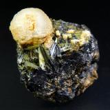 Prehnita, FerroactinolitaZona Imilchil, Anti-Atlas, Provincia Er Rachidia, Región Drâa-Tafilalet, Marruecos4 x 3 cm. (Autor: Antonio P. López)