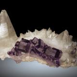 Fluorita, Calcita<br />Filón Josefa-Veneros, nivel 75, Coroña de Arriba-La Collada, zona minera de La Collada, Siero, Comarca Oviedo, Principado de Asturias (Asturias), España<br />Cristales de fluorita de hasta 2cm de arista<br /> (Autor: Raul Vancouver)