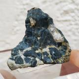 Gahnita, Cuarzo, Esfalerita<br />Mina Victoria, Arrés, Vall d'Aran, Lérida / Lleida, Cataluña / Catalunya, España<br />3,1 x 3,0 x 1,9 cm.<br /> (Autor: carles)