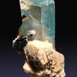 Berilo (variedad aguamarina) con Schorlo (Chorlo) y OrtoclasaBergsig Farm 167 (Hohenstein), Omaruru, Erongo Region, Namibia27 mm x 44 mm x 22 mm (Autor: Firmo Espinar)