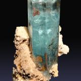 Berilo (variedad aguamarina) con Schorlo (Chorlo) y OrtoclasaBergsig Farm 167 (Hohenstein), Omaruru, Erongo Region, Namibia27 mm x 44 mm x 22 mm (Autor: Firmo Espinar)