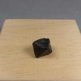 Cromita<br />Hangha, Distrito Kenema, Provincia Oriental, Sierra Leona<br />1,4 x 1,4 x 1,4 cm.  (1,1 cm. de arista)<br /> (Autor: J. G. Alcolea)