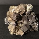 Magnetita, Pirita<br />Mina Brosso, Cálea, Léssolo, Distrito Canavese, Provincia Ciudad metropolitana de Turín, Piamonte (Piemonte), Italia<br />62 x 43 mm<br /> (Autor: Sante Celiberti)