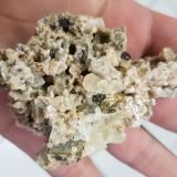 Albita (variedad oligoclasa)Vicente Marinho Mine, Mantena, Vale do Rio Doce, Minas Gerais, Brazil10 x 8 x 5,5 cm (Autor: Anisio Claudio)