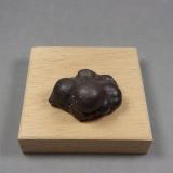 Casiterita (variedad estaño xiloide, wood tin)<br />Santa María del Oro, Municipio Charcas, San Luis Potosí, México<br />3,7 x 3 x 1,8 cm.  46,70 g.<br /> (Autor: J. G. Alcolea)