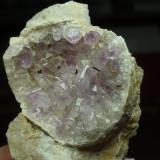 Cuarzo (variedad amatista) con Hematites<br />Afloramientos de sílex, Los Pedreñales, Azaila, Comarca Bajo Martín, Teruel, Aragón, España<br />35x50 mm<br /> (Autor: Ignacio)