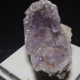 Cuarzo (variedad amatista) con Hematites<br />Afloramientos de sílex, Los Pedreñales, Azaila, Comarca Bajo Martín, Teruel, Aragón, España<br />25x40 mm<br /> (Autor: Ignacio)
