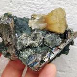 Fluorapatito, Arsenopirita, Topacio, Moscovita, Clorita<br />Minas da Panasqueira, Aldeia de São Francisco de Assis, Covilhã, Castelo Branco, Cova da Beira, Centro, Portugal<br />7,0 x 5,3 x 3,5 cm<br /> (Autor: carles)