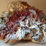 Vanadinite, Baryte, CalciteMibladen (distrito minero Mibladen), Midelt, Provincia Midelt, Región Drâa-Tafilalet, Marruecos10,5 x 8,5 cm (Author: Sante Celiberti)