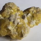 Sulfur, CalciteMinas Cianciana, Cianciana, Provincia Agrigento (Girgenti), Sicilia, Italia9 x 6,5 cm (Author: Volkmar Stingl)