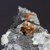 Genthelvita, Magnetita y Cuarzo<br />Hexigten Banner (Kèshíkèténg Qí), Chifeng (Ulanhad), Región Autónoma Mongolia Interior, China<br />cristales 25x25mm<br /> (Autor: Ramon A  Lopez Garcia)