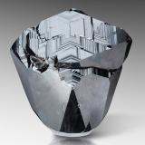Hematite<br />Congonhas (Congonhas do Campo), Minas Gerais, Brazil<br />10.5 x 11.5 x 6.5 cm / main crystal size: 11.4 cm<br /> (Author: MIM Museum)