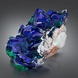 Azurita<br />Mina Milpillas, Cuitaca, Municipio Santa Cruz, Sonora, México<br />17 x 8.5 x 8.5 cm / cristal principal: 5.1 cm<br /> (Autor: Museo MIM)
