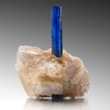 Cianita<br />Barra de Salinas, Coronel Murta, Jequitinhonha, Minas Gerais, Brasil<br />7.5 x 7.5 x 9 cm / cristal principal: 8.8 cm<br /> (Autor: Museo MIM)