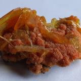 Wulfenite, MimetiteMina San Francisco, Cerro Prieto, Cucurpe, Municipio Cucurpe, Sonora, México4 x 3 cm (Author: Volkmar Stingl)