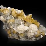 Powellita con Fluorapofilita-(K), Stilbita-Ca y EscolecitaDistrito Nashik (Nasik), Maharashtra, India41 x 19 x 25 cm (Autor: Museo MIM)