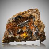 Chervetita con Francevillita y Curienita<br />Mina Mounana, Franceville, Provincia Haut-Ogooué, Gabón<br />7 x 5,5 x 4 cm<br /> (Autor: Museo MIM)