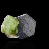 Magnetita con Forsterita (variedad peridoto)Sapat Gali (Suppat), Naran, Valle Kaghan, Distrito Mansehra, Jaiber Pastunjuá, Paquistán5 x 3 x 4 cm (Autor: Museo MIM)