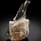 Remondita-(Ce)Poudrette Quarry, Mont Saint-Hilaire, La Vallée-du-Richelieu RCM, Montérégie, Québec, Canada6.5 x 3.5 x 3.5 cm / cristal principal: 3.8 cm (Autor: Museo MIM)